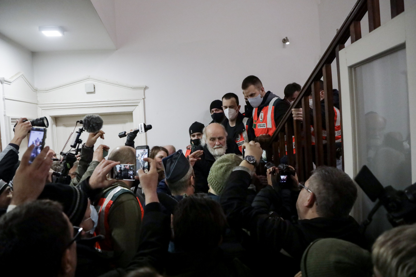 Beengedték Iványi Gábort az Oltalom irodáiba, miután nekinyomták a NAV-osok sorfalának