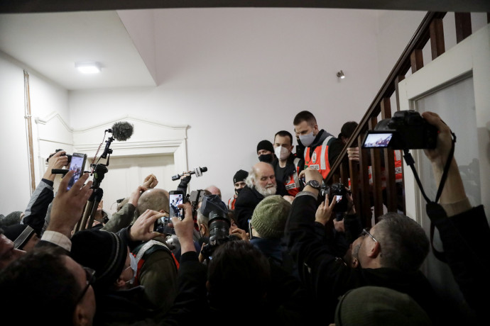 A NAV munkatársai állják útján Iványi Gábornak, miközben próbál feljutni az Oltalom emeleti irodáiba 2022. február 21-én – Fotó: Hevesi-Szabó Lujza / Telex