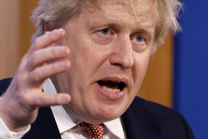Boris Johnson a korlátozások feloldásának hétfő esti bejelentésekor – Fotó: Tolga Akmen / AFP