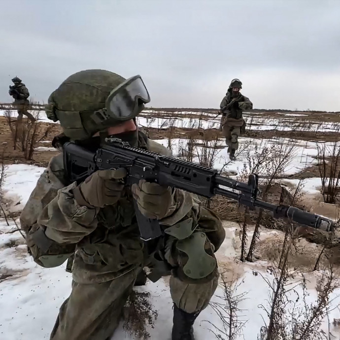 „Rengeteget isznak, és sok gázolajat adnak el” – ezt látják az orosz katonáktól a szomszédban