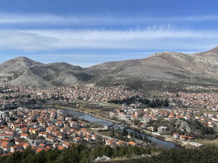 Trebinje a Hercegovačka Gračanicáról nézve, a folyó fölött az 50 éve odahelyezett, a 16. században épült Arslanagić híd – Fotó: Tóth-Szenesi Attila / Telex
