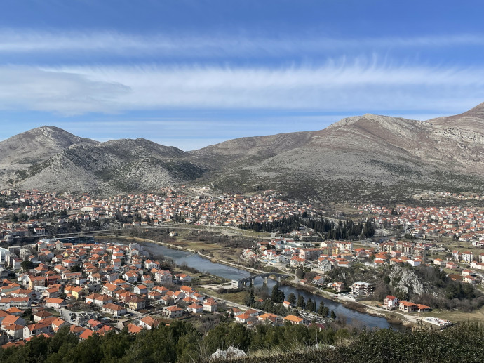 Trebinje a Hercegovačka Gračanicáról nézve, a folyó fölött az 50 éve odahelyezett, a 16. században épült Arslanagić híd – Fotó: Tóth-Szenesi Attila / Telex