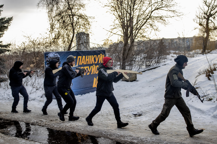 Ukrán önkéntesek harci kiképzése és felkészítése az esetleges orosz invázióra egy Kijev melletti katonai bázison 2022. február 6-án – Fotó: Huszti István / Telex