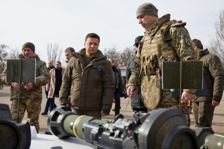 Volodimir Zelenszkij ukrán elnök az amerikai hadsereg által biztosított Javelin páncéltörőket tekint meg egy szakadár területekhez közeli katonai bázison 2022. február 17-én – Fotó: EyePress News / AFP