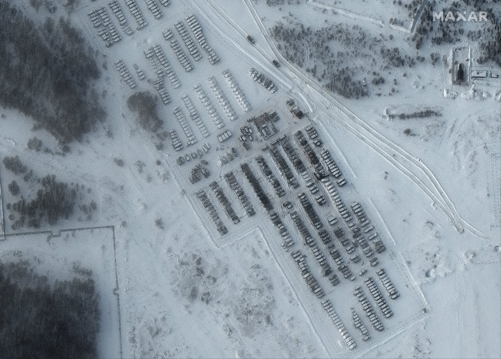 Műholdkép orosz harcjárművekről a belarusz és az ukrán határhoz közel fekvő Yelnya közelében – Forrás EyePress News / MAXAR / AFP