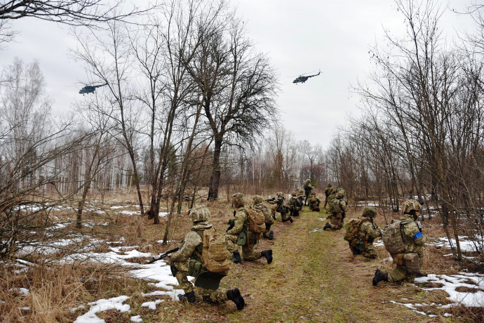Az ukrán katonák gyakorlatoznak ismeretlen helyen az ukrán fegyveres erők által 2022. február 21-én kiadott fotón – Fotó: Ukrainian Armed Forces / AFP