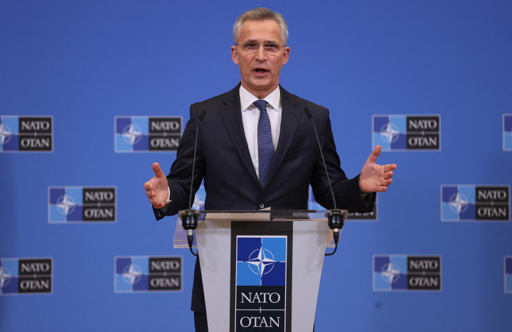 Jens Stoltenberg NATO-főtitkár brüsszeli sajtótájékoztatója 2022. február 22-én – Fotó: Dursun Aydemir / Anadolu Agency / Anadolu Agency via AFP