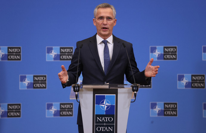 Jens Stoltenberg NATO-főtitkár brüsszeli sajtótájékoztatója 2022. február 22-én – Fotó: Dursun Aydemir / Anadolu Agency / Anadolu Agency via AFP