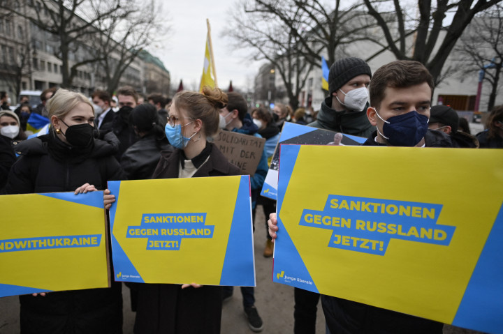 Szankciókat követelő tüntetők Oroszország berlini nagykövetsége előtt 2022. február 22-én – Fotó: John MacDougall / AFP