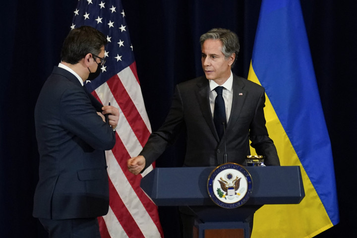 Antony Blinken és Dmitro Kuleba sajtótájékoztatója Washingtonban 2022. február 22-én – Fotó: Carolyn Kaster / POOL / AFP