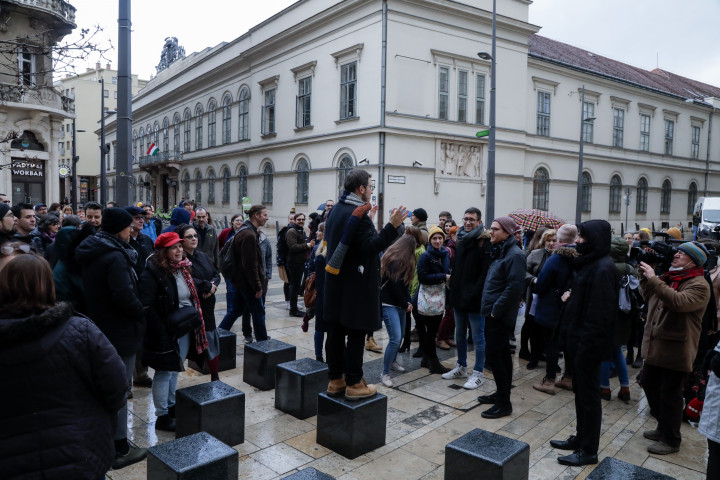 A közös tiltakozásra készülő középiskolák tanárai az Egyetem téren 2022. február 23-án – Fotó: Hevesi-Szabó Lujza / Telex
