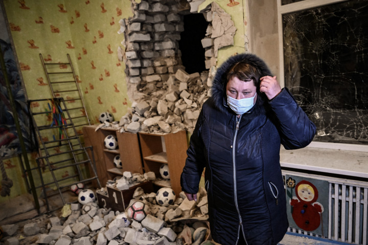 Egy találatot kapott óvoda az ukrán Sztanickij Luhanszka településen február 17-én – Fotó: Aris Messinis / AFP