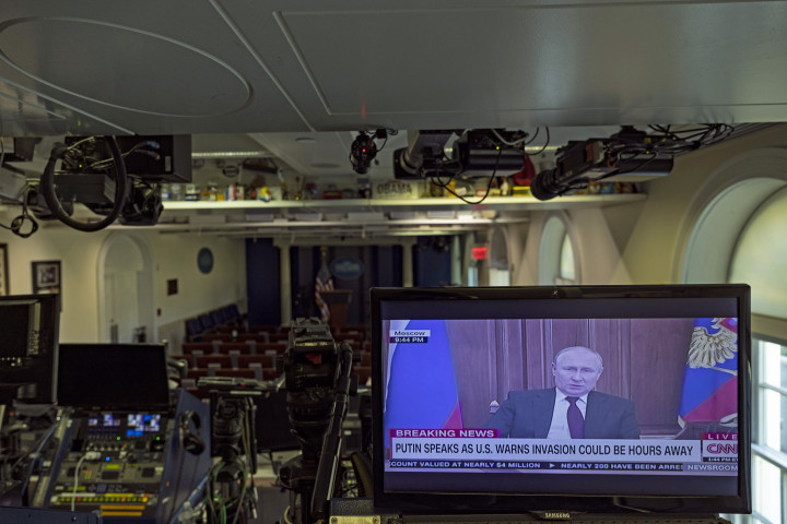Vlagyimir Putyin beszéde egy monitoron a washingtoni Fehér Ház sajtószobájában – Fotó: Anna Moneymaker / Getty Images