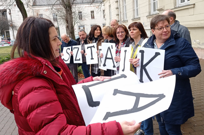 A győri Révai-gimnáziumban is tiltakoznak tanárok, ahol a pedagógus kar elnöke az igazgató
