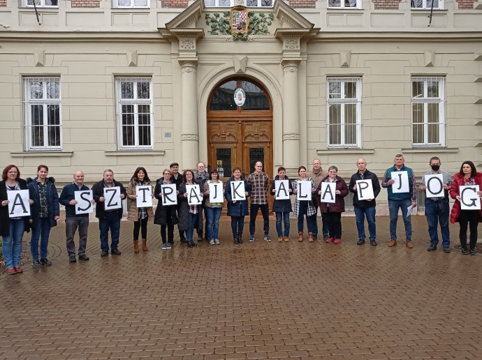 A győri Révai Miklós Gimnázium tiltakozó pedagógusai – Fotó: Sudár Ágnes