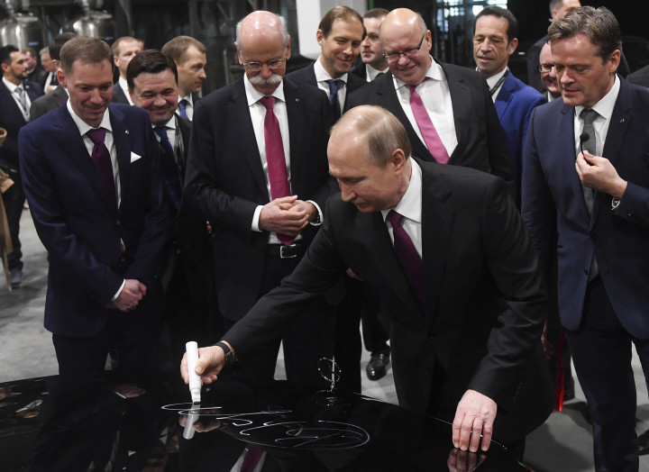 Vlagyimir Putyin aláírja az egyik autót a Mercedes esipovói üzemének megnyitóján 2019. április 3-án – Fotó: Alexey Kudenko / Sputnik / AFP
