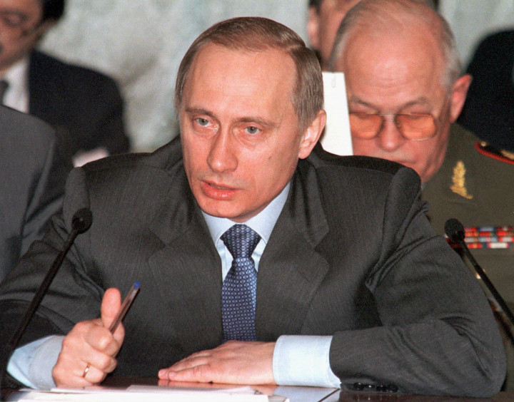 Vlagyimir Putyin beszédet mond Moszkvában 2000 márciusában – Fotó: AFP