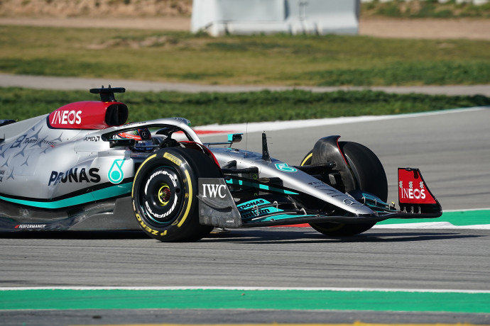 A padlólemez hullámos széle a Mercedesen – Fotó: Hasan Bratic / DeFodi Images / Getty Images