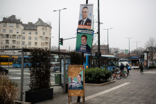 A választási bizottság szerint a fideszes és kormányzati plakátok a laikusok számára is könnyen megkülönböztethetők