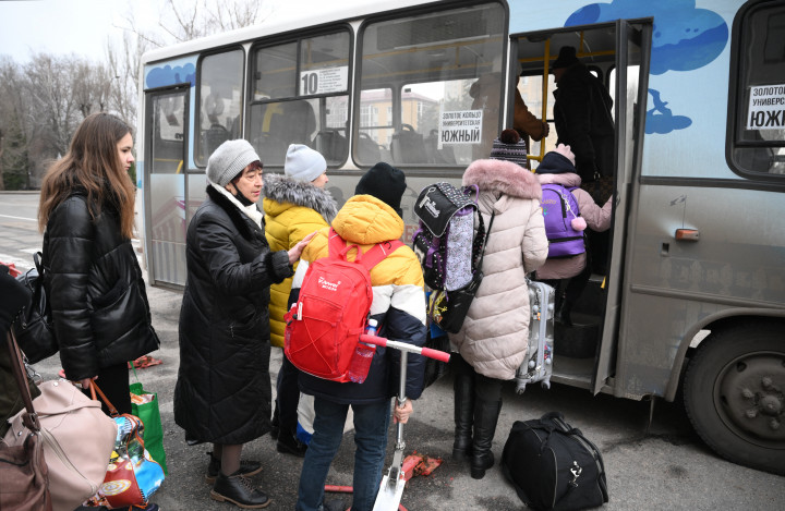 Az orosz támogatást élvező donyecki szakadárállamban is zajlik a civilek evakuálása 2022. február 24-én – Fotó: Ilja Pitalev / Szputnyik / AFP
