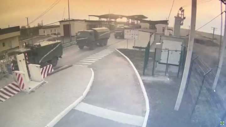 Az Ukrán Állami Határőrség által 2022. február 24-én feltöltött videóban látható, ahogy katonai járművek lépik át a határt a Krím-félszigetről érkezve, a Kalancsak határellenőrző ponton keresztül – Forrás: Reuters