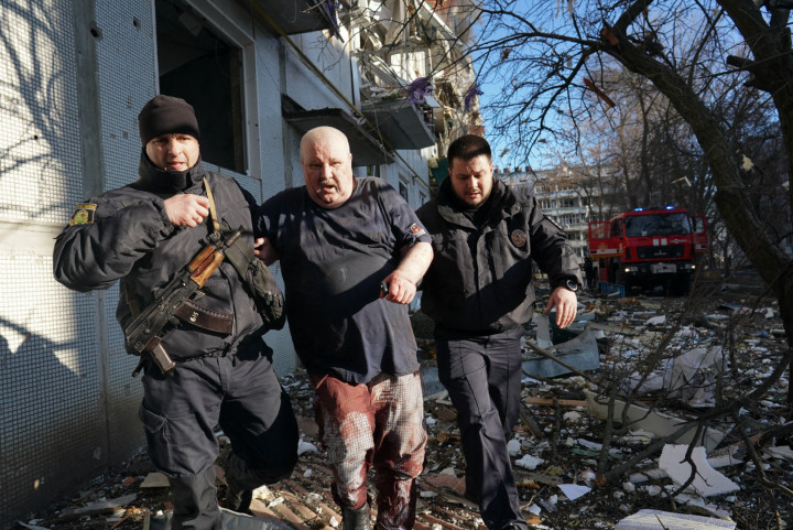 Ukrán tűzoltók megpróbálják eloltani a tüzet, miután légicsapás érte az ukrajnai Harkiv megyei Chuhuiv lakóparkot 2022. február 24-én – Fotó: Wolfgang Schwan / Anadolu Agency / AFP