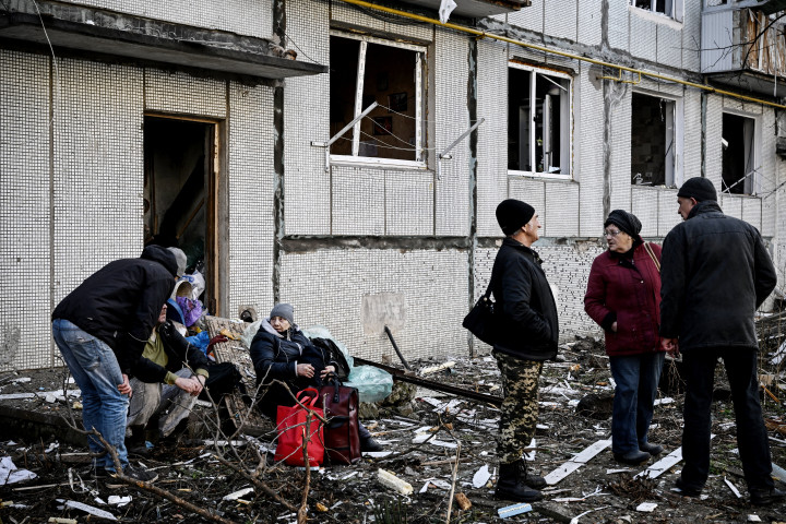 Betonba fúródott rakéta Harkiv külterületén és egy a támadásban eltalált épület Csuhuiv városban – Fotó: Sergey BOBOK, Aris Messinis / AFP AFP