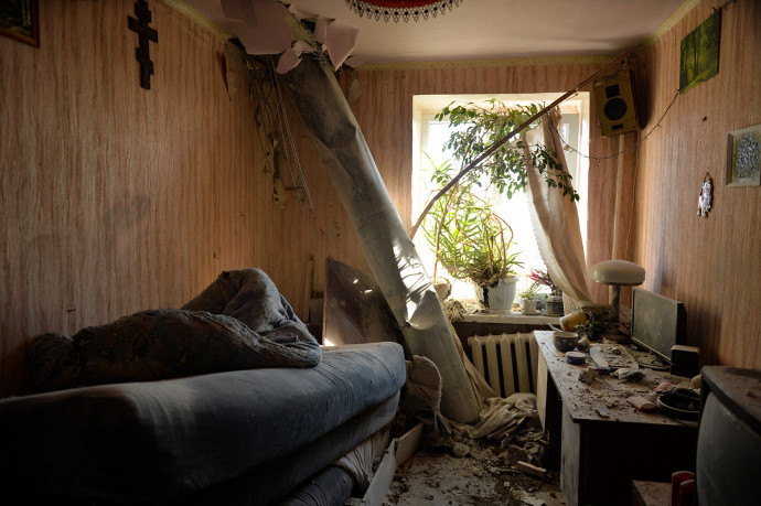Rakétatámadásban megsérült lakóház Harkov külvárosában – Fotó: Sergey Bobok / AFP