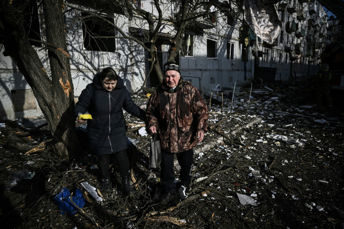 A Harkivhoz közeli Csuguiv város házait ért támadás – Fotó: Aris Messinis / AFP