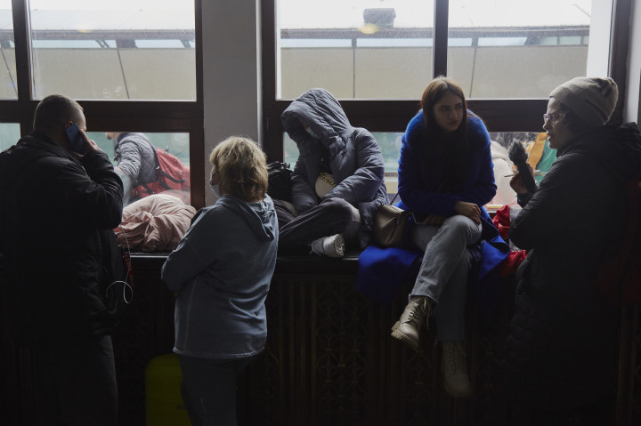 A reggeli órákban sokan várakoztak a kijevi vasútállomáson – Fotó: Pierre Crom / Getty Images