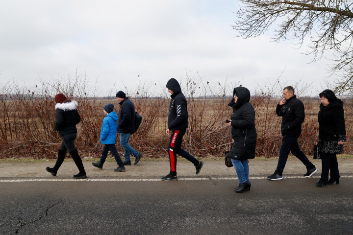 Arrivals from Ukraine near the Beregsurány borser brossing in Hungary – Photo: Szabó Bernadett / Reuters