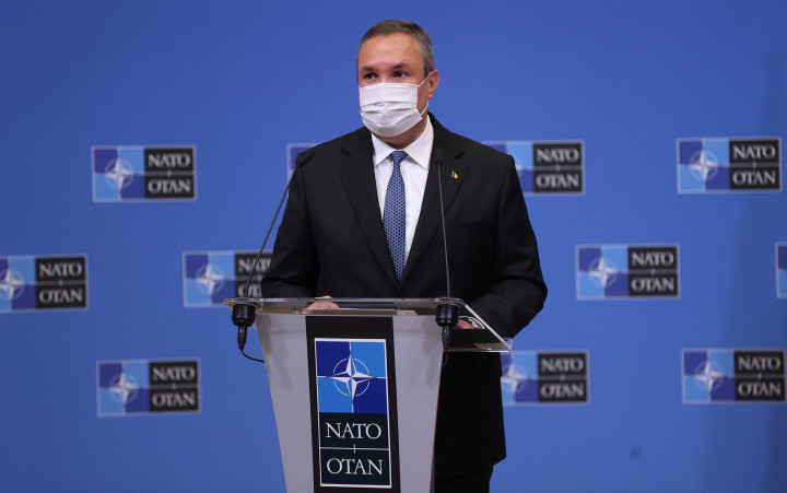 Nicolae Ciucă sajtótájékoztatója Jens Stoltenberg NATO főtitkárral való találkozója után Brüsszelben 2021 decemberében – Fotó: DURSUN AYDEMIR / Anadolu Agency / AFP