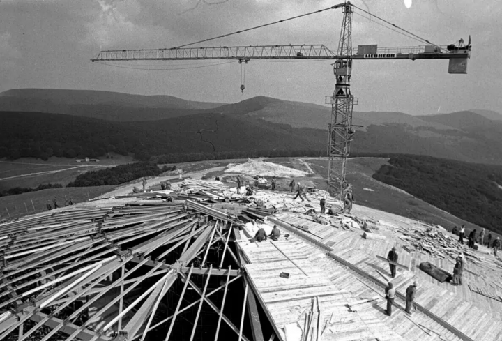 Az épülő kupola – Fotó: Artin Azinyan / Buzludzha-monument.com