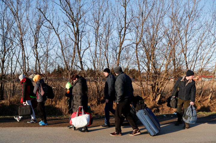 Ukrajnából érkező, az orosz invázió miatt menekülő lakosok a tiszabecsi határátkelőnél 2022. február 24-én – Fotó: Szabó Bernadett / Reuters