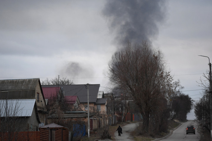 Kijev külvárosa, a háttérben az Antonov repülőtér felől felszálló füst – Fotó: Daniel Leal / AFP