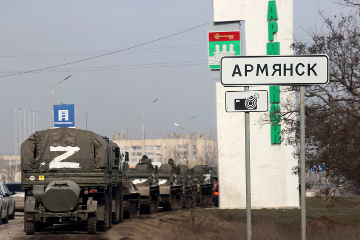 Orosz katonai konvoj halad át az észak-krími Armjanszk városán az ukrán határ felé 2022. február 24-én – Fotó: Sergei Malgavko / TASS / Getty Images