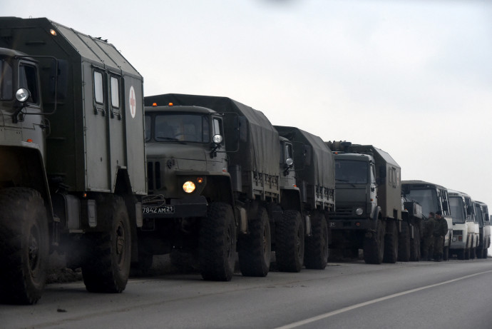 Orosz katonai teherautók vonulnak a délkelet-ukrajnai szakadár Donyecki Népköztársaságon keresztül 2022. február 23-án – DoFotó: STRINGER / AFP