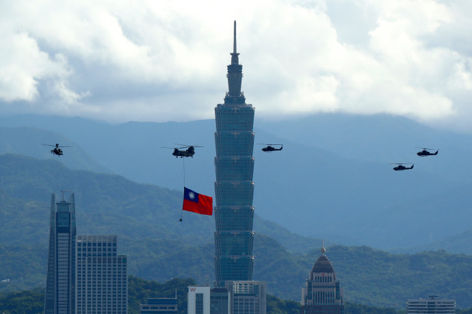 Katonai helikopterek visznek egy tajvani nemzeti zászlót Tajpej nemzeti ünnepén 2021. október 7-én – Fotó: Ceng Shou Yi / NurPhoto / Getty Images