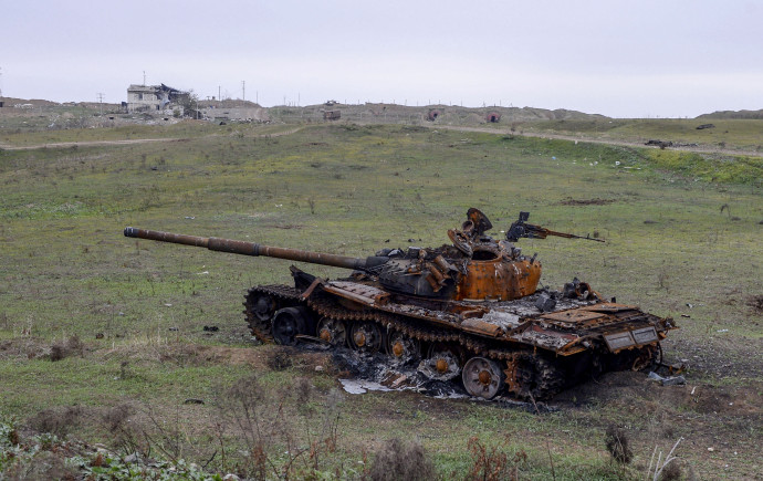 Kiégett tank az Azerbajdzsán által visszahódított területen. Fotó: AFP/Europress
