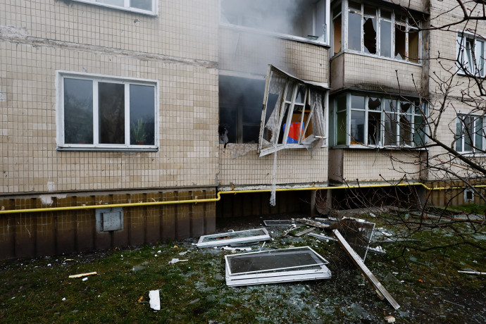 A támadásokban megsérült lakóépület Kijevben – Fotó: Umit Bektas / Reuters