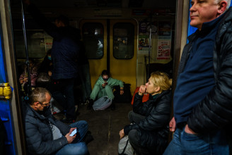Metróban szorongó kijevi családok, Magyarországra menekülő ukránok: Az orosz invázió első napja képekben