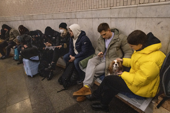 Óvóhely a kijevi metróban – Fotó: Chris McGrath / Getty Images