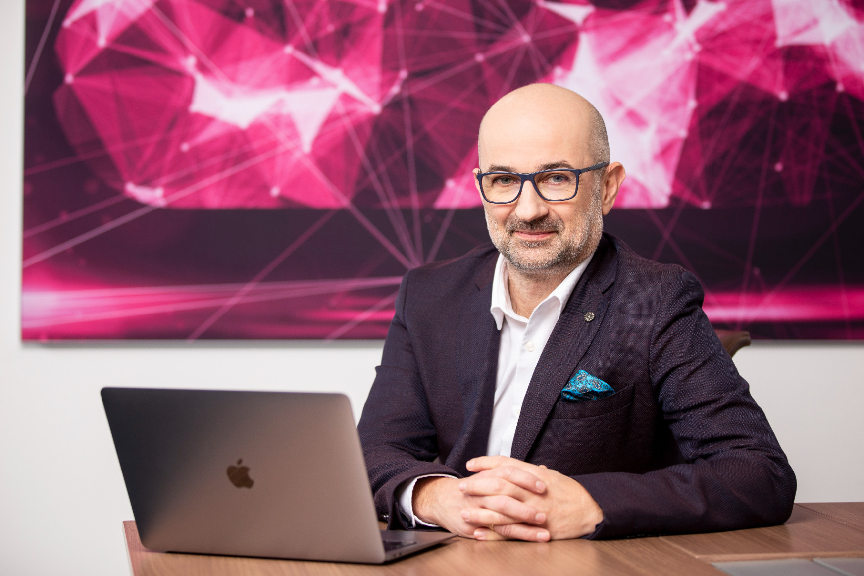 A mesterséges
intelligencia egyszerre hoz munkaerőhiányt és munkanélküliséget
