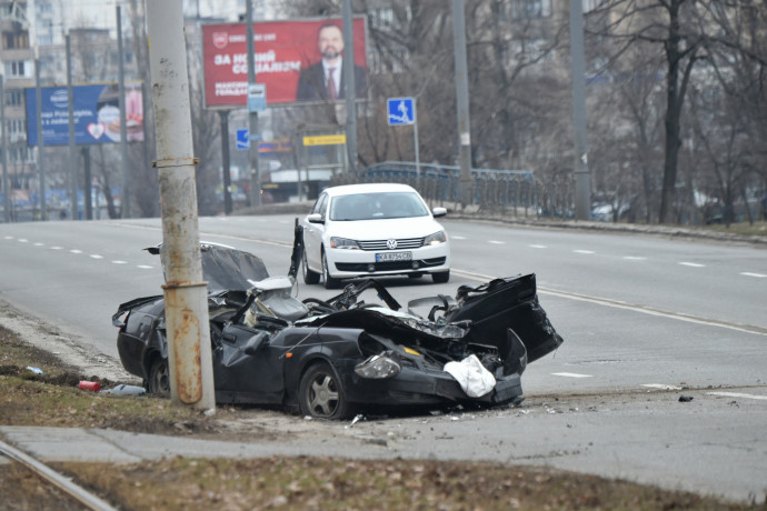 Orosz páncélos hajtott át egy személyautón Kijevben, a sofőrt járókelők mentették ki a roncsból