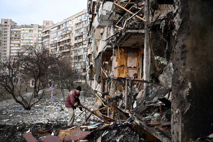 Rakétatámadás során megrongálódott lakóház Kijevben 2022. február 25-én – Fotó: Daniel Leal / AFP
