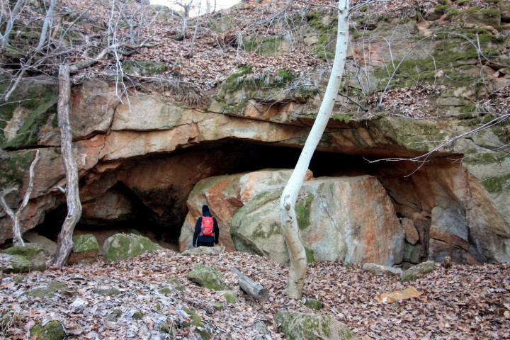 Fentről lefelé: a Kőkunyhó, a Szabó József-barlang, beomlott bányászmenedék – Fotó: Tenczer Gábor / Telex