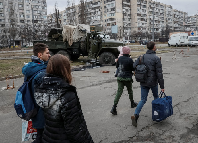 Kijevből menekülő lakosok 2022. február 25-én – Fotó: Gleb Garanich / Reuters