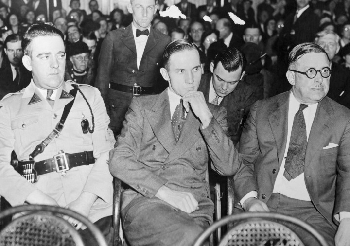 Bruno Richard Hauptmann (középen) a tárgyaláson – Fotó: Bettmann / Getty Images