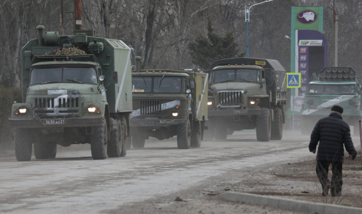 Az orosz hadsereg katonai járművei haladnak a krími Armianszk utcáin 2022. február 24-én, miután Vlagyimir Putyin elrendelte az inváziót – Fotó: Reuters