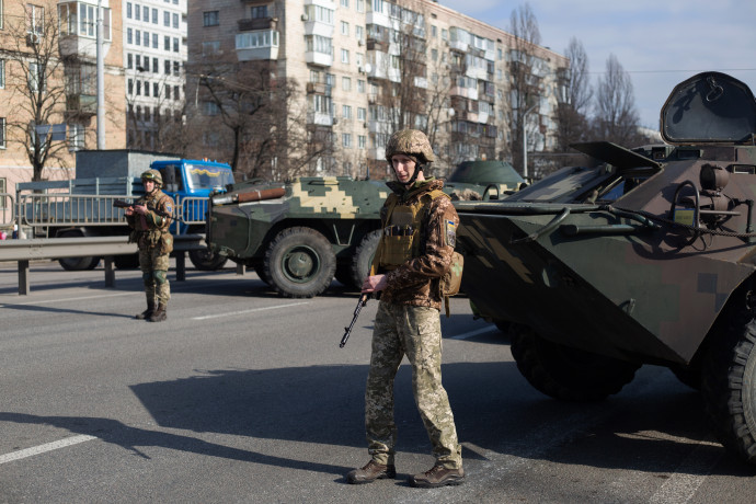 Ukrán katonák egy ellenőrzőponton Kijevben – Fotó: Anastasia Vlasova / Getty Images